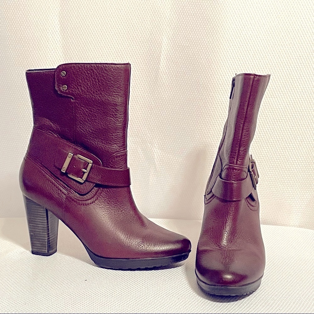 Clarks Indigo Burgundy Pebbled Leather Boot. Size 11M